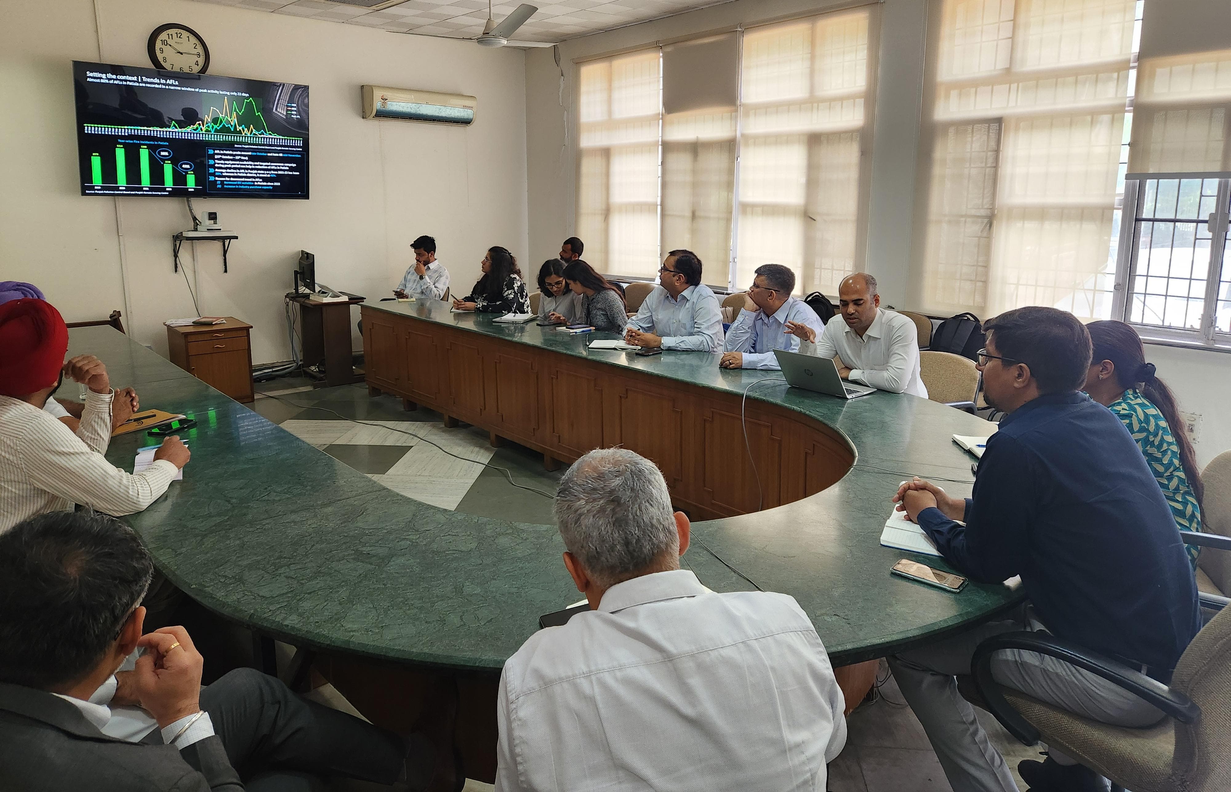 पराली के निस्तारण की रणनीति बनाने के लिए डीसी ने बैठक की